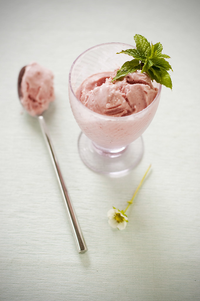 strawberry ice cream - single
