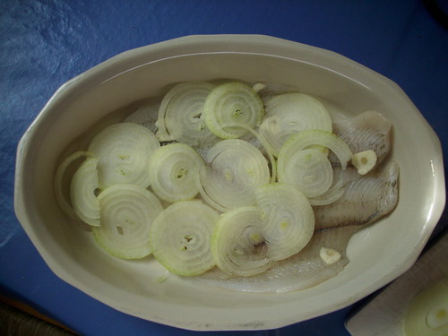 recouvrir les filets de poisson avec l'oignon