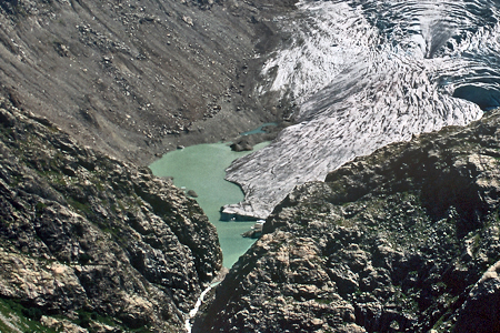 特里弗特冰川融冰形成的湖〈攝於2002年〉