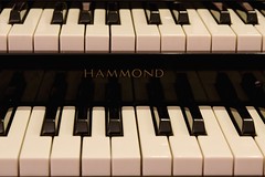Front view of a Hammond organ
