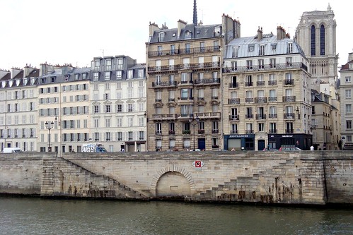 Anciens maisons au bord de la Seine v