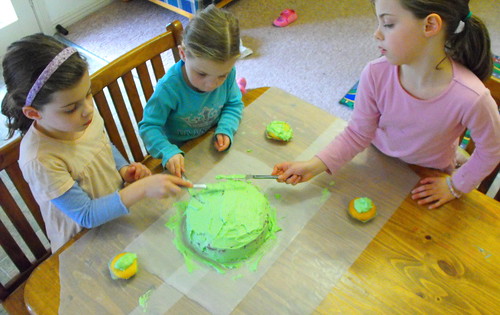 Kids cake decorating