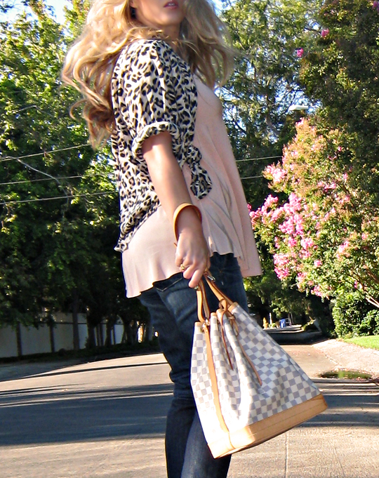 leopard blouse knotted to fit like cropped jacket+jeans+louis vuitton noe azur+peach