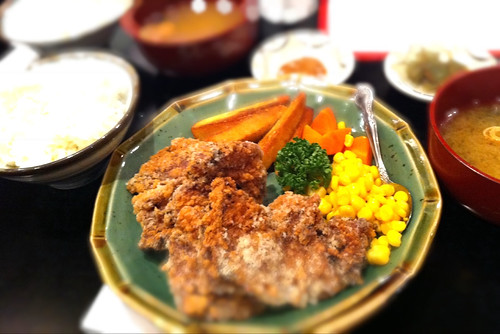北海道料理屋でザンギ定食。美味い！