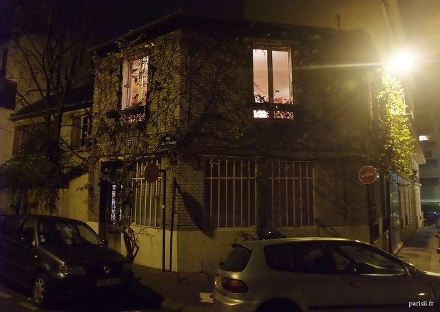 Maison parisienne couverte de lierre