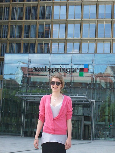Praktikantin Tatjana Sochowski vor dem Haupteingang des Axel - Springer Hauses