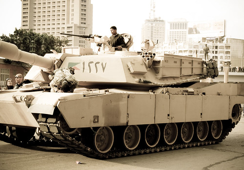 フリー写真素材|乗り物|軍用車両|戦車|社会・環境|政治|エジプト|デモ活動|