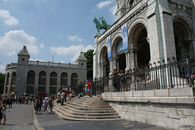 Marches devant l'entrée du monument