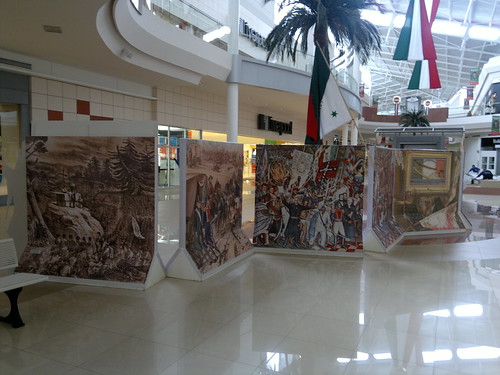 Mexican bicentennial decorations at Galerías Atizapán