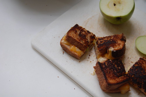 Grilled apples and cheese