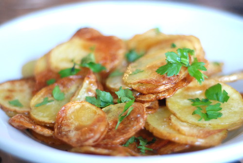 röstitud õhukesed kartuliviilud peterselliga/roasted potato chips with parsley