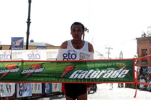 Omar Luna gana el maratón Bicentenario en Guanajuato
