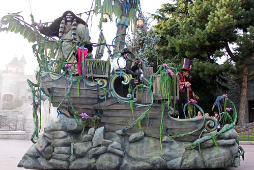Disney's Once Upon a Dream Parade - Dreams of Trick or Treat