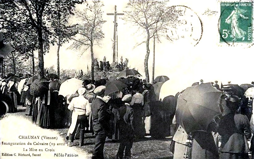 inauguration d'un calvaire à Chaunay durant la belle journée du 19 avril 1914