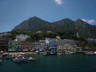 05.168- Port, Cases, Mont. Marina Grande. Capri. Napoli. Italia. 16-6-2010