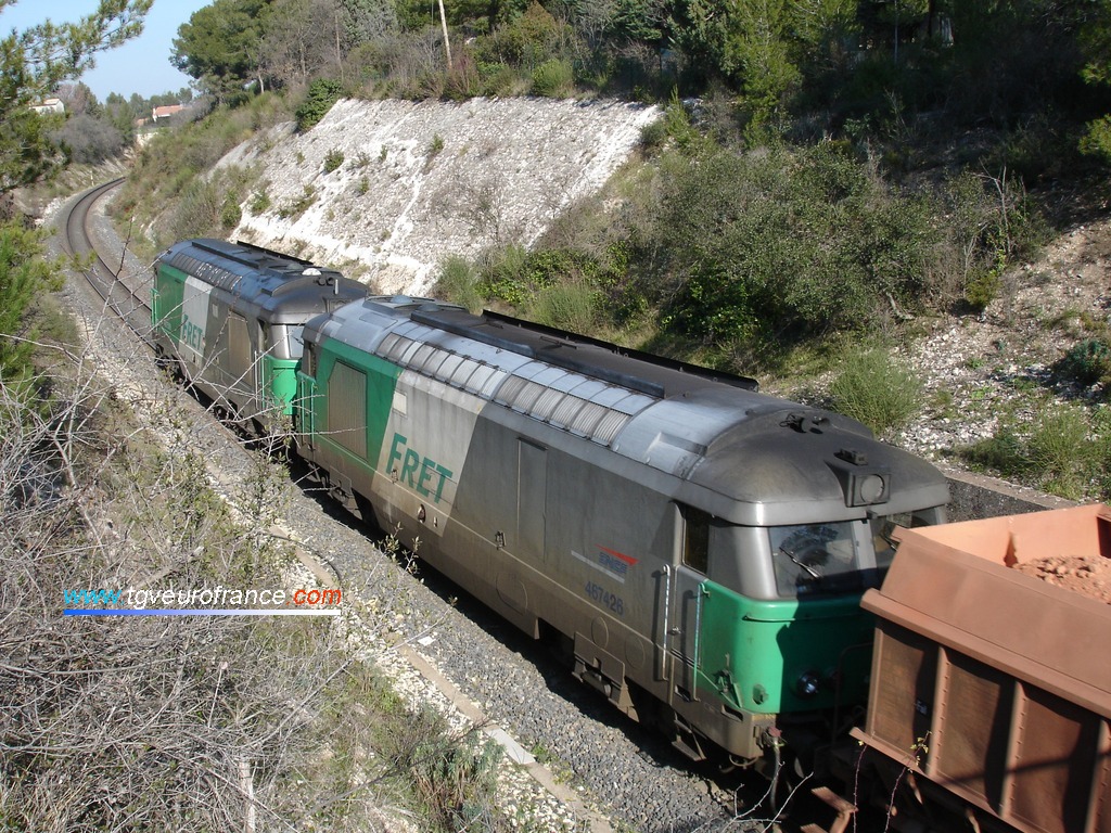 Deux locomotives thermiques BB 67400 FRET SNCF en UM sont en pousse de ce très lourd train de marchandises.