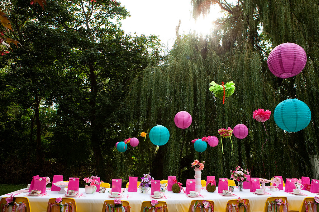 nice setting  Alice in wonderland party, Wonderland party decorations,  Alice in wonderland birthday