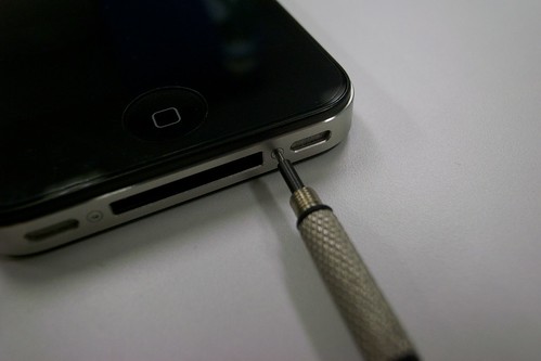 iPhone 4 screw