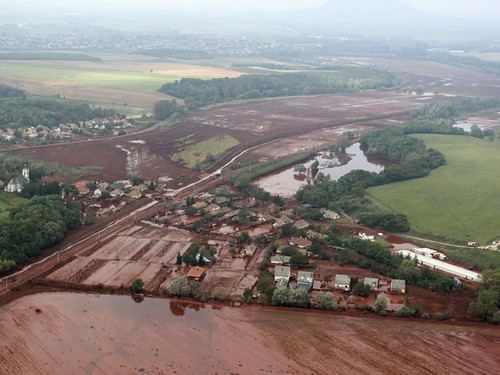 En lodo rojo tóxico inunda Kolontar, Hungría.