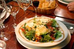 Salade lyonnaise : croûtons, lardons et œuf poché 