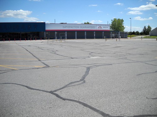 abandoned Walmart in Boonville, MO (by: Rob Stinnett, creative commons license)