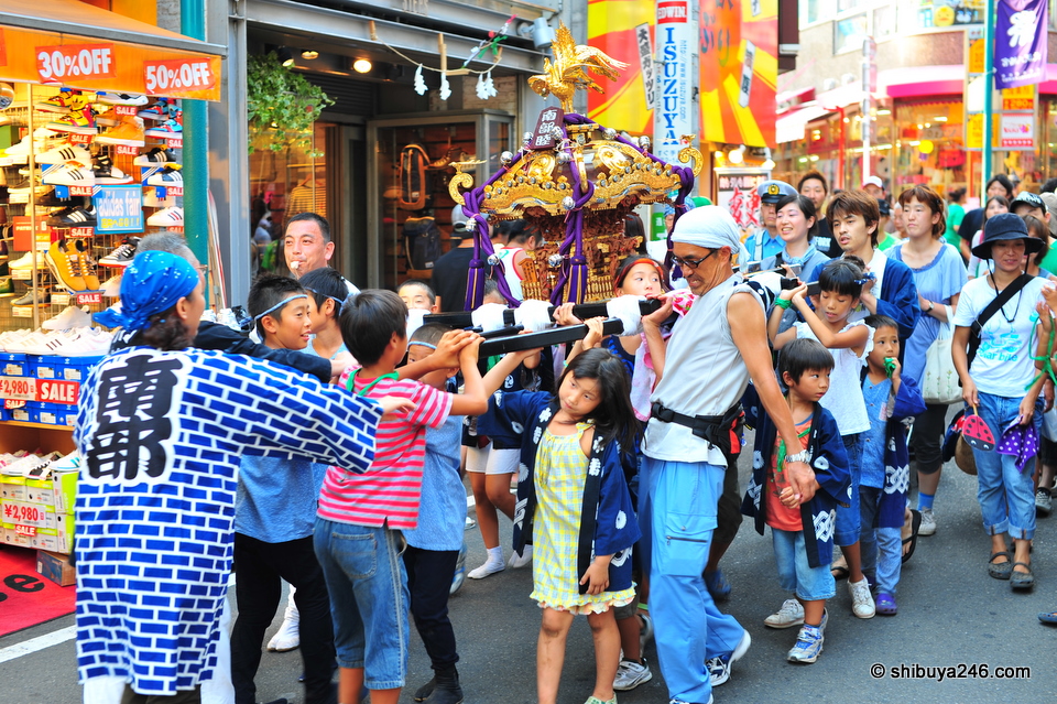 The kids lending a hand to carry the omikoshi