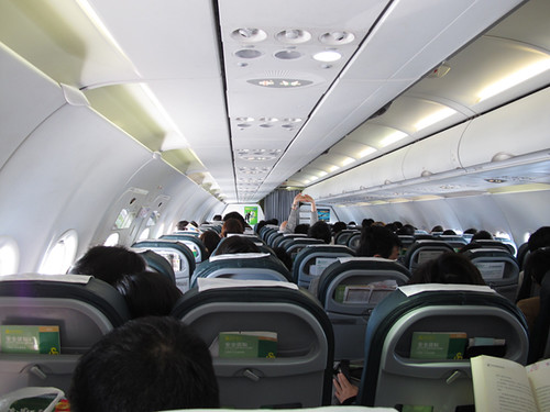 春秋航空の機内、座席は狭目