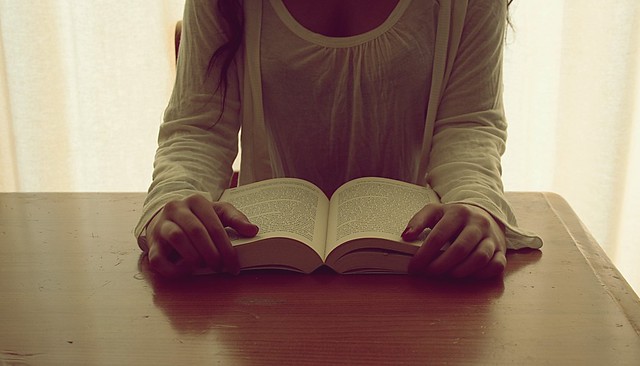 Estar a solas con un buen libro es ser capaz de comprenderte más a ti mismo.