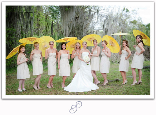 Bridesmaids_yellow_parasols