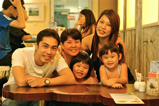 家人相聚在新加坡