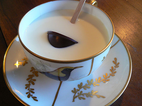 sucette en chocoalt dans une tasse de lait.jpg