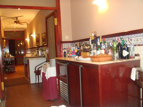 Interior del restaurante. Barra de Ginebras