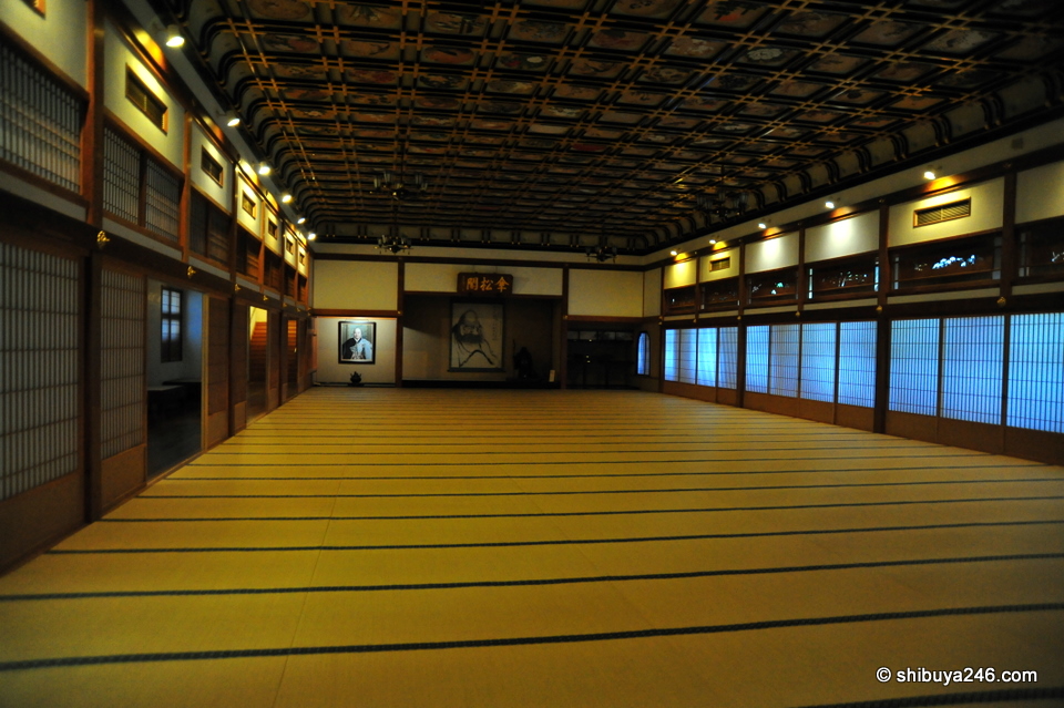 This room was huge. I think it was 400 tatatmi mats in size