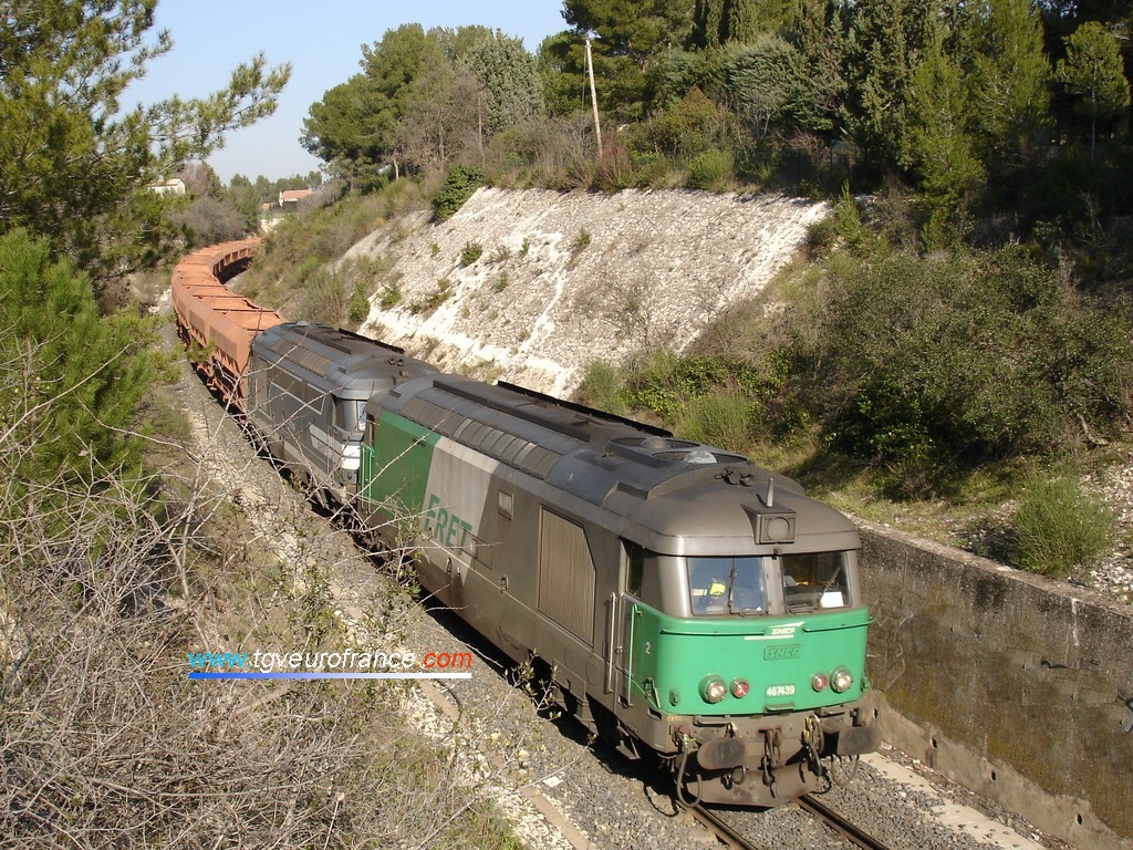 Deux locomotives Diesel BB 67400 en UM acheminant un train de wagons de bauxite à destination de Gardanne