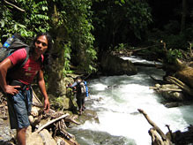生態旅遊強調利益回饋當地，如叢林探險嚮導皆來自雨林周圍村落。出處：Expedition Jungle