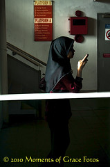 A Young Muslim Woman in Black Hijab, Monorail Station, Kuala Lumpur 作者 Moments of Grace Fotos