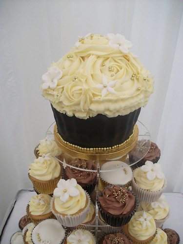 Black Ivory Gold Themed Wedding Cupcakes