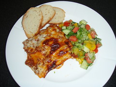 Hjemmelavet lasagne med hvidløgsflute og salat
