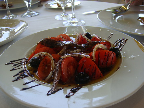 Ensalada a base de tomate, aceitunas negras y anchoas de Santoña