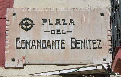 Plaza Comandante Benitez Placa