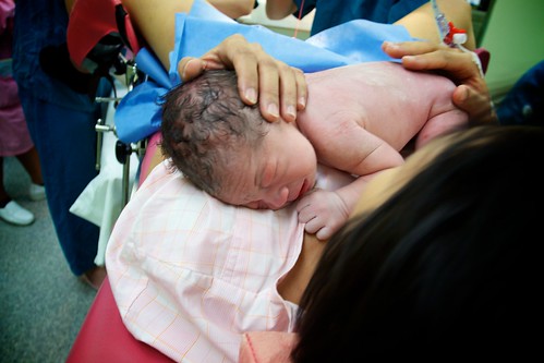 稍作處理後，護士立刻讓妻子抱著剛剛出世寶寶