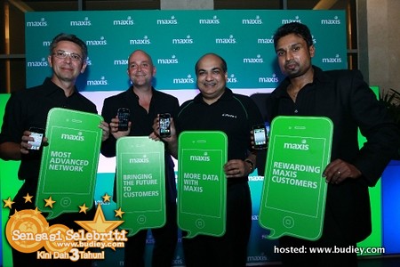 (L To R) Maxis' Fitri Abdullah, Jean-Pascal Van Overbeke, Sandip Das And T.kugan With Their Iphone 4 Units At The Launch Today.