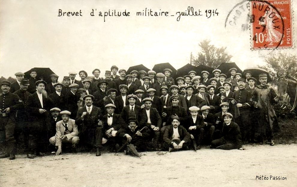 passage du brevet d'aptitude militaire à Châteauroux sous la pluie en juillet 1914