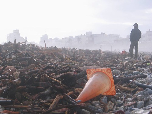 隨颱風沖上沙灘的垃圾大軍；攝影：張泰迪
