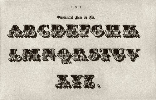 014-Alfabeto ornamental flor de lis-Examples of Modern Alphabets… 1913- Freeman Delamotte