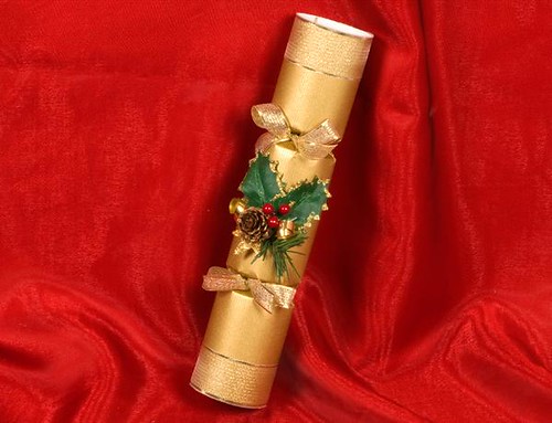Designer Crackers gold with holly and berries