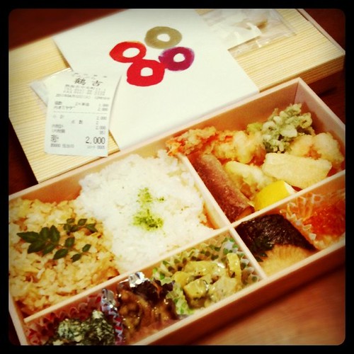 今日のお昼はちょっと贅沢に「鶴吉」さんの天ぷら弁当。美味しそう