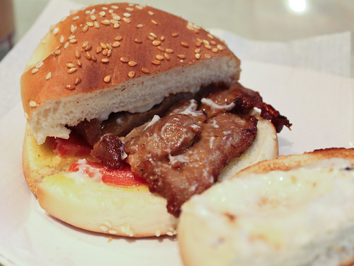 豬扒包 (pork cutlet burger) innards