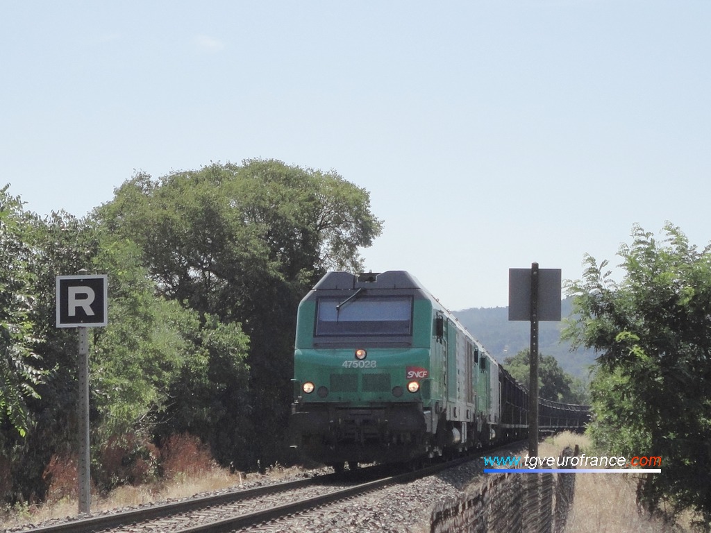 Vue d'un convoi de marchandises circulant sur la ligne Aix-en-Provence - Gardanne