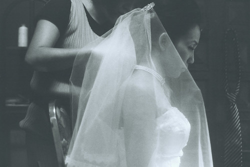 フリー写真素材|人物|女性|アジア女性|イベント・行事・レジャー|結婚式|ウエディングドレス|横顔|モノクロ写真|